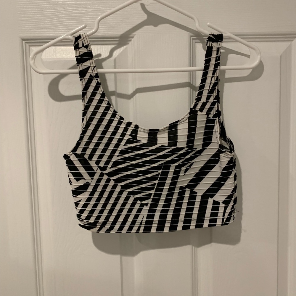 Pattern Crop Top - Picture 2 of 4